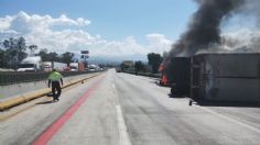 Vuelca tráiler en la México-Puebla y se incendia, la autopista permanece cerrada