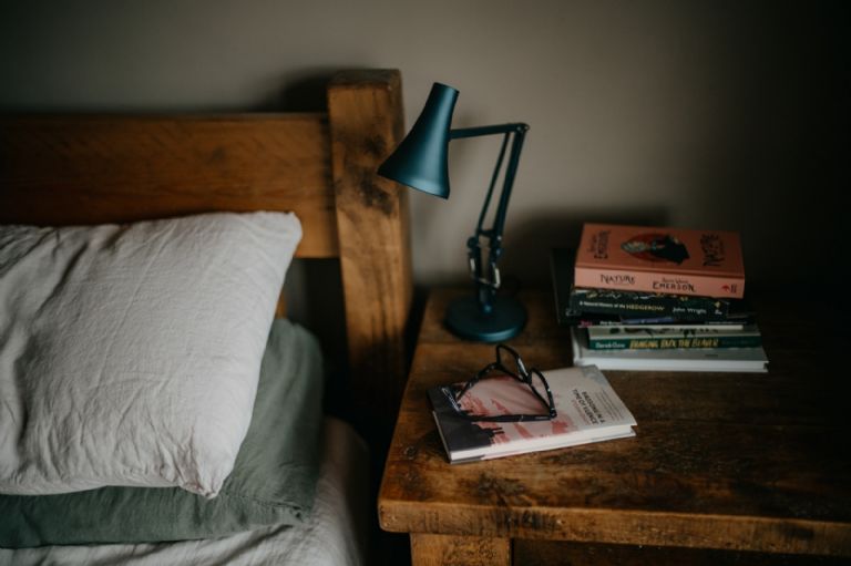 mesa de luz noche libros