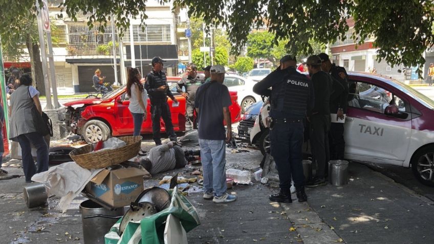 Auto impacta puesto de tamales en Avenida Cuauhtémoc, hay dos heridos de gravedad