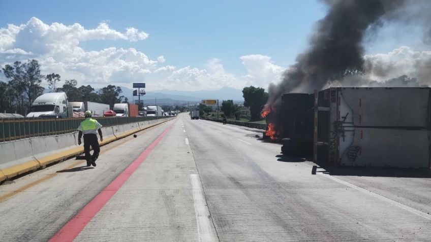 Muere conductor aplastado por su propio tráiler en volcadura de Libramiento Noroeste