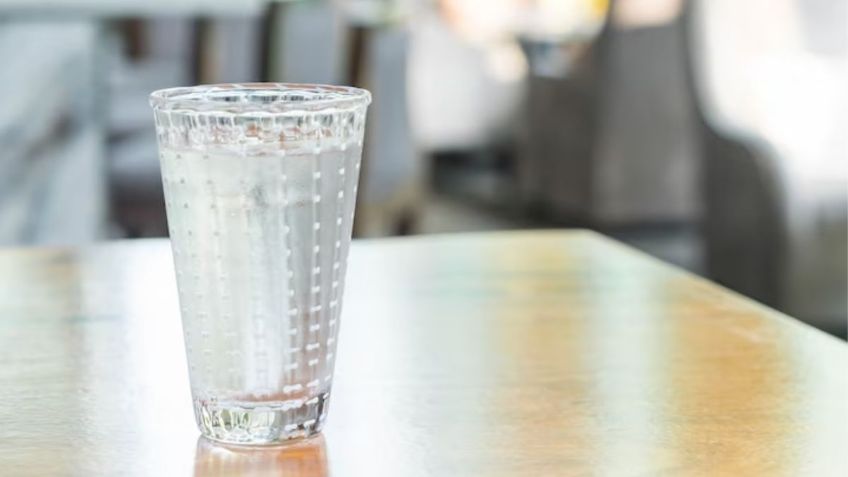 Mantén la respiración antes de conocer por qué no debes dejar jamás un vaso de agua en la mesita de noche