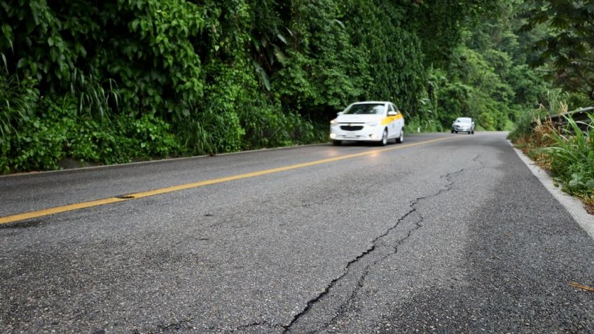 Sismos agrietan carretera ubicada en la frontera con Guatemala