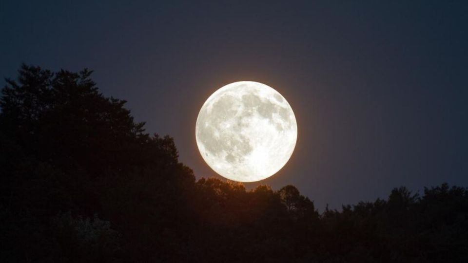 La relación entre la Luna llena y las mareas es uno de los efectos más notables y bien documentados de la influencia lunar en la Tierra.