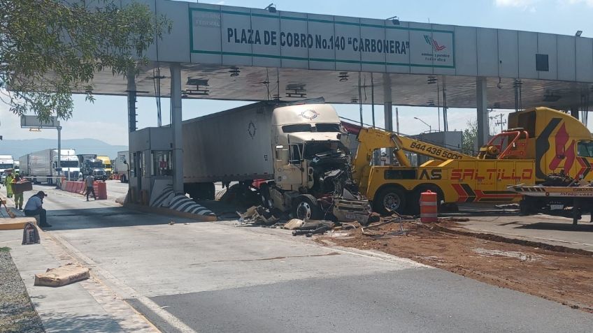 Tráiler se queda sin frenos y choca contra caseta de cobro en Coahuila, chofer y copiloto quedan prensados