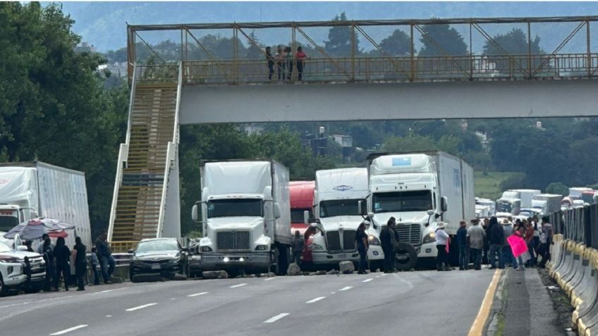 Ejidatarios cierran ambos sentidos de la México-Puebla y desquician el tráfico