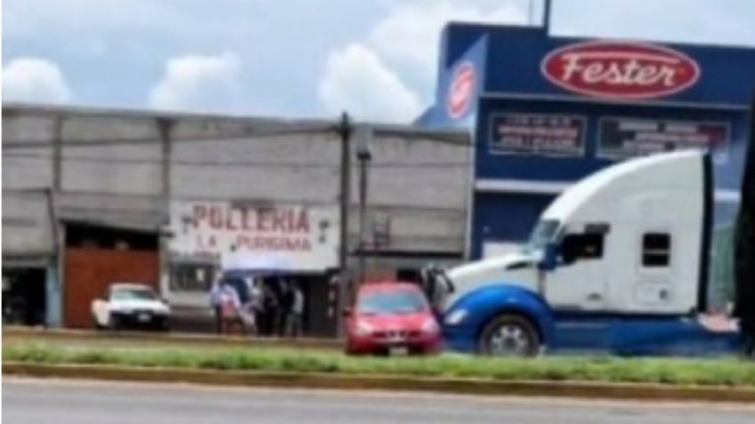 VIDEO: tráiler impacta automóvil, lo arrastra más de 200 metros y tripulantes sobreviven de milagro