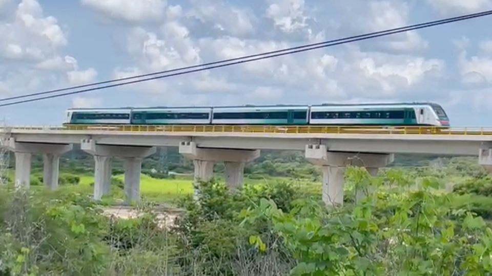 Al terminar su informe, el presidente inició su recorrido de supervisión del Tren Maya