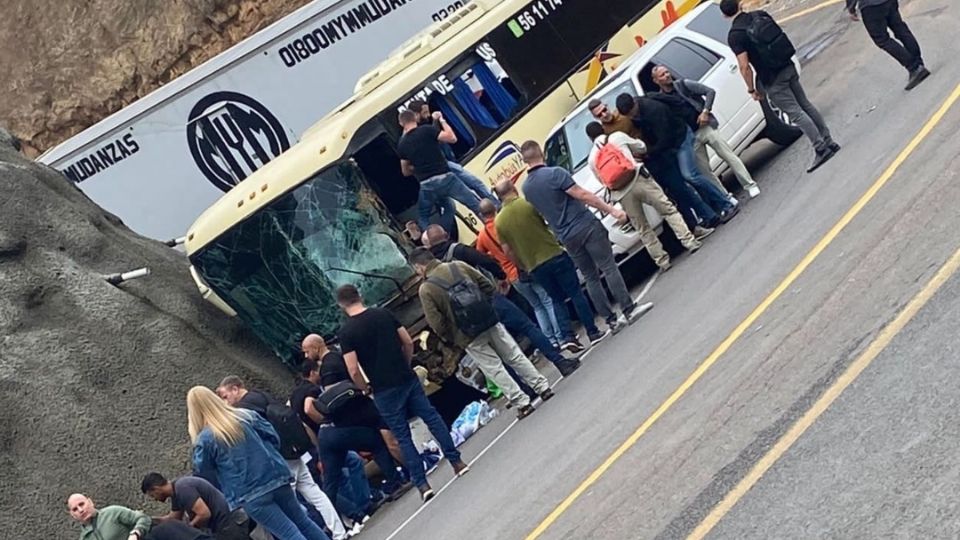 La parte frontal del autobús quedó destrozada por el fuerte choque.