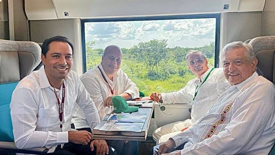 Después de dar su 5 informe de Gobierno, López Obrador abordó el Tren en la estación San Francisco