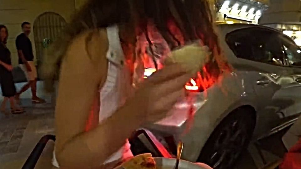 Disfrutaba de una pizza cuando un auto la atropelló.