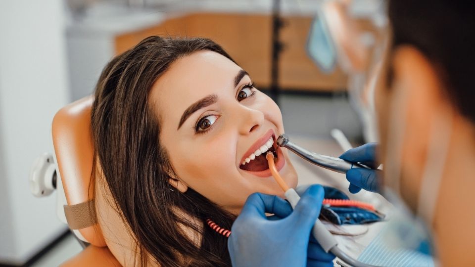 No necesariamente tiens que ir con el dentista para empezar a blanquear tus dientes