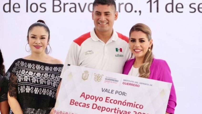 Cumple Evelyn Salgado su palabra y entrega becas a deportistas y entrenadores de Guerrero