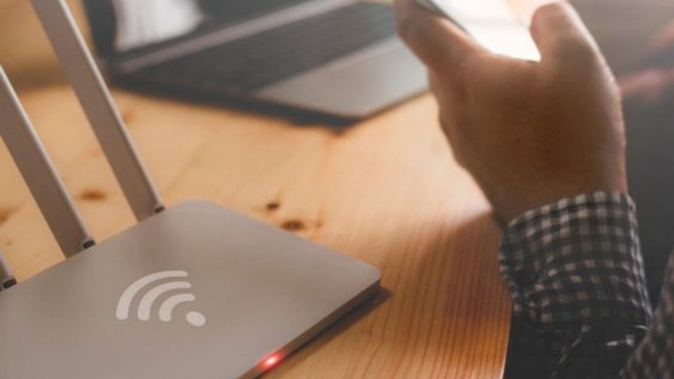 Contén la respiración antes de saber por qué cada vez más gente coloca papel aluminio en el router Wi-Fi