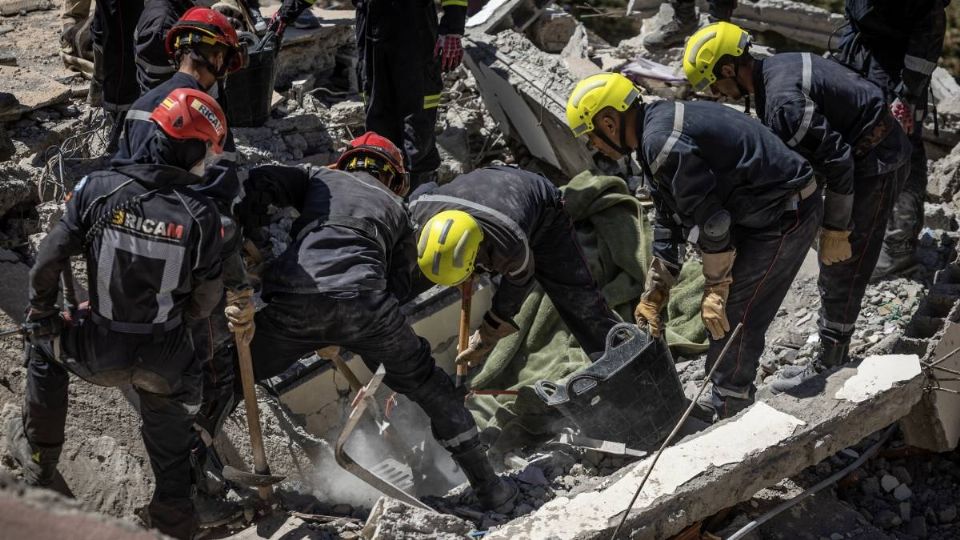 Los rescatistas siguen en busca de sobrevivientes tras el sismo en Marruecos.