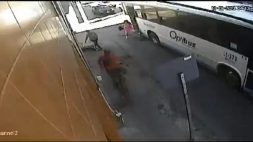 VIDEO: camión de pasajeros atropella a ciclista en Guanajuato y le pasa encima