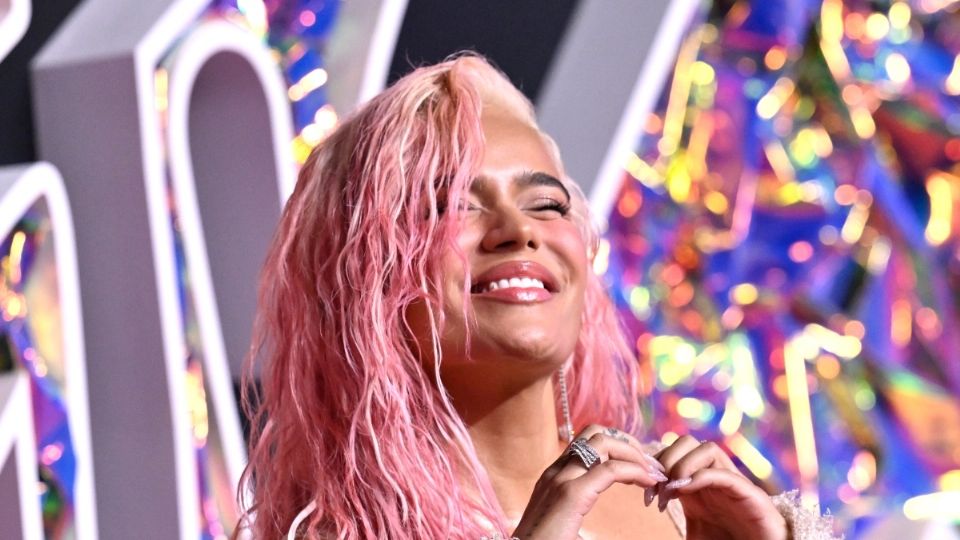 Karol G brilla en la alfombra roja de los VMAs con vestido rosa de transparencias