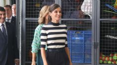 La blusa de la reina Letizia que no debe faltar en tu clóset para verte sencilla y elegante