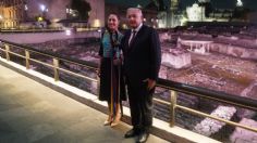 AMLO responde a petición de INE sobre bajar foto del bastón de mando