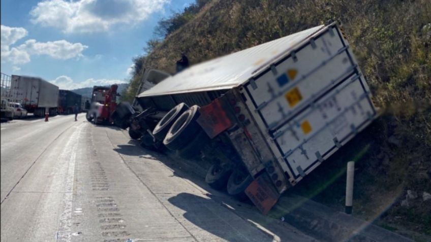 Tráiler se incendia en la carretera México-Querétaro y provoca caos vial