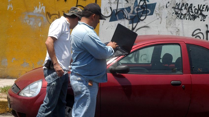 VIDEO: a punta de pistola y en menos de un minuto, así robaron una camioneta en Valle de Chalco