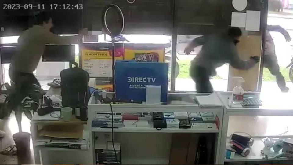 El dependiente evitó que lo robara en la tienda.