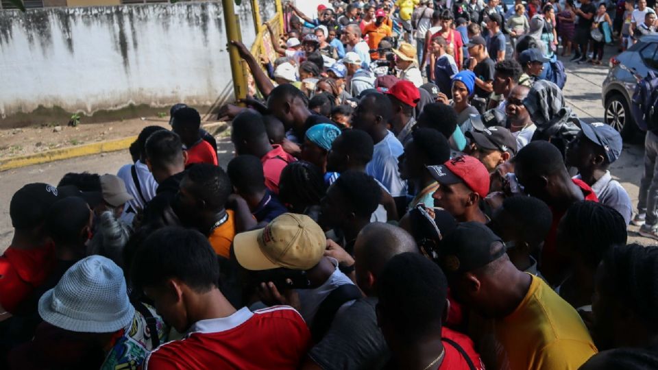 Enfrentamiento entre supuestos coyotes y agentes de la policía dejó tres lesionados en Chiapas; la Iglesia pide atajar el conflicto humanitario
