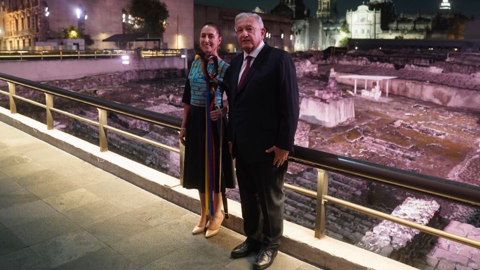 Claudia Sheinbaum y AMLO durante la entrega del bastón de mando. Imagen de archivo