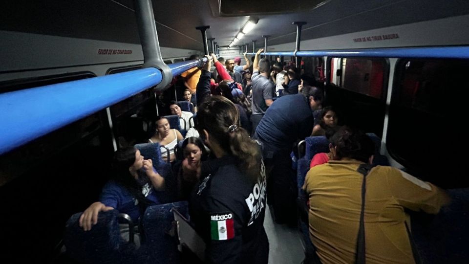 Los migrantes fueron transportados en dos autobuses hacia las instalaciones del Instituto Nacional de Migración.