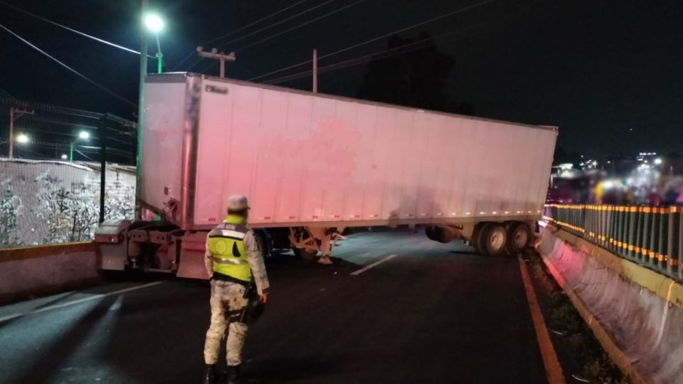 El camión lleva horas bloqueando la vialidad.