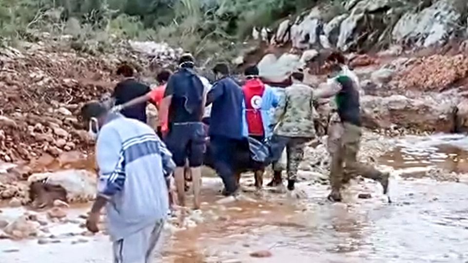 Los rescatistas continúan sacando cuerpos del mar.