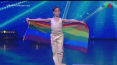 Niño 'Freddie Mercury' causa furor en Argentina bandera LGBT y cantando