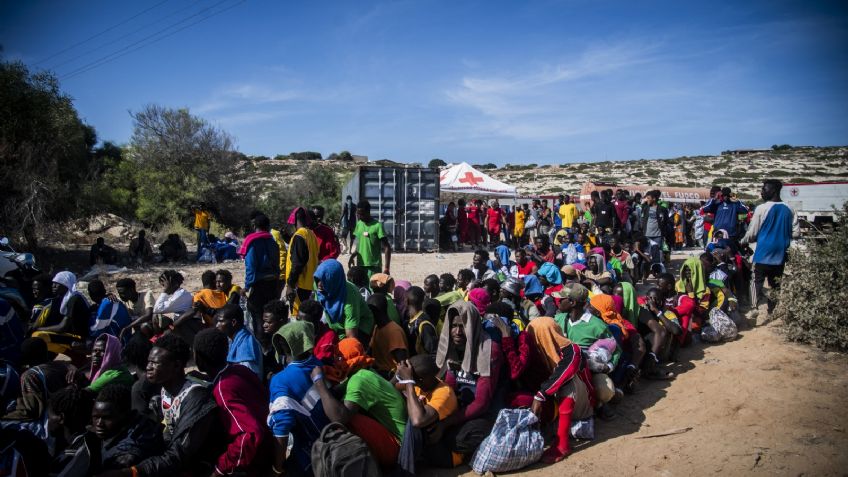 FOTOS | Una oleada de más de 7 mil migrantes africanos abarrota una isla italiana