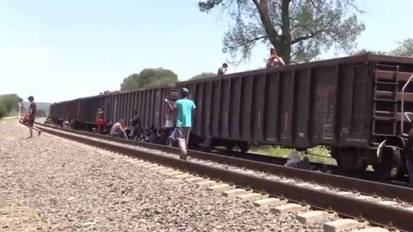 Sigue su camino el tren que estaba varado con mil migrantes en Aguascalientes