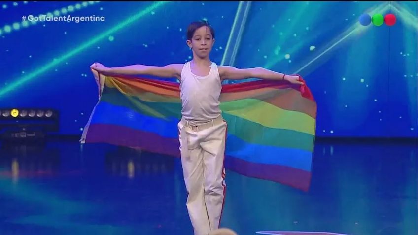 Niño 'Freddie Mercury' causa furor en Argentina bandera LGBT y cantando