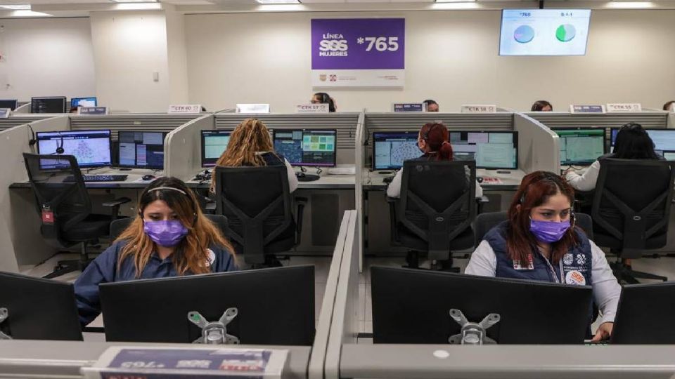 Mujeres trabajando en la Línea SOS Mujeres.