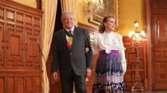 Con falda estampada, Beatriz Gutiérrez Müller destacó durante la ceremonia del Grito de Independencia