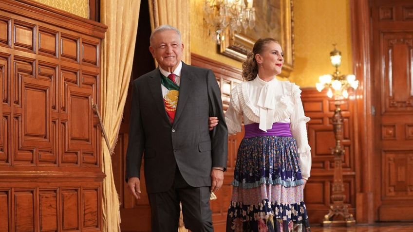 Con falda estampada, Beatriz Gutiérrez Müller destacó durante la ceremonia del Grito de Independencia