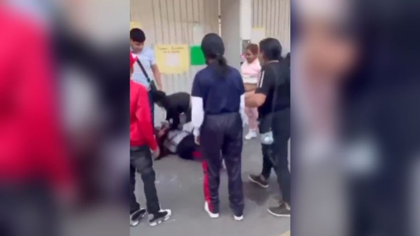 IMÁGENES FUERTES: Mujer propina golpiza a una alumna afuera de una secundaria de CDMX