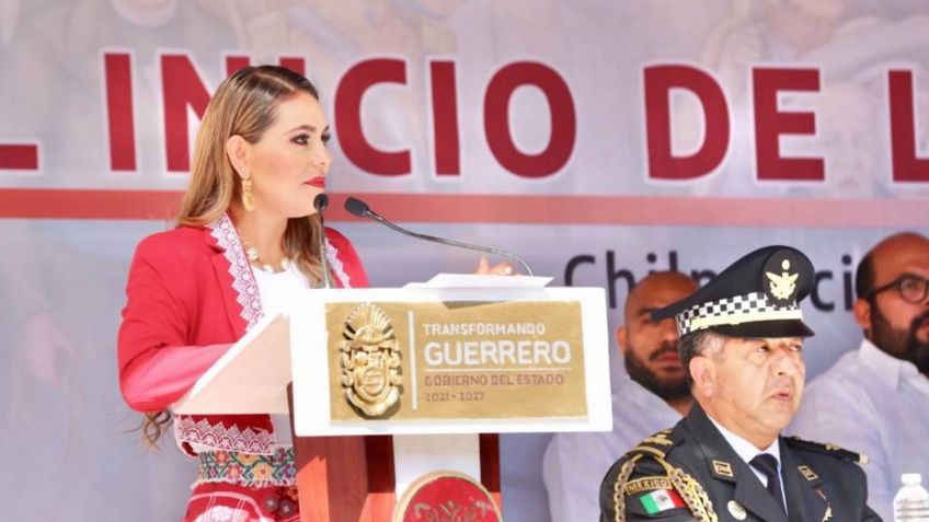 Evelyn Salgado preside el desfile por el 213 aniversario del inicio de la Independencia de México, en Guerrero