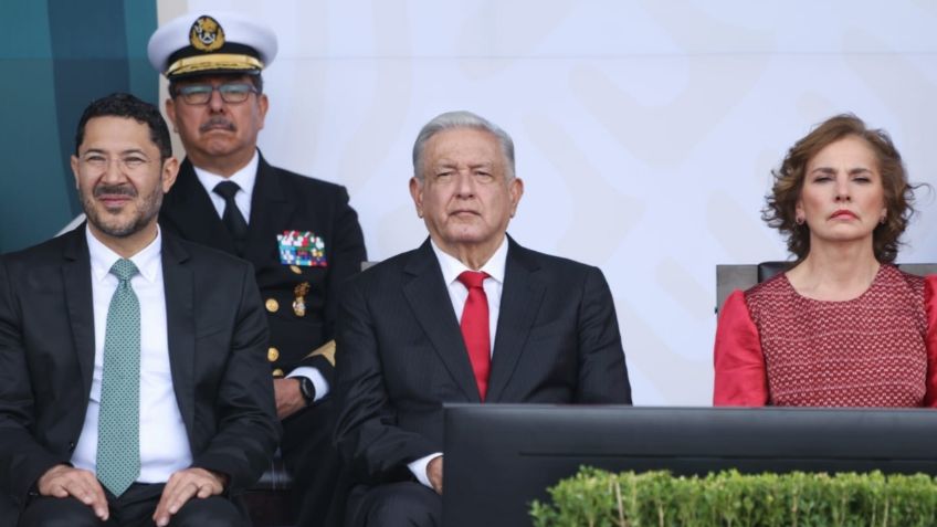 AMLO encabeza el Desfile Cívico Militar en la CDMX en compañía de Martí Batres