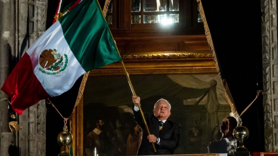 “¡Es un honor estar con Obrador!”, gritaban los amlovers con sus impermeables y paraguas