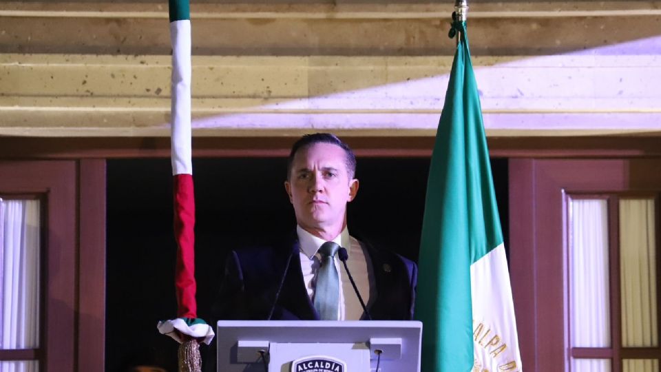 Adrián Ruvalcaba encabezó la ceremonia del Grito de Dolores en la alcaldía Cuajimalpa