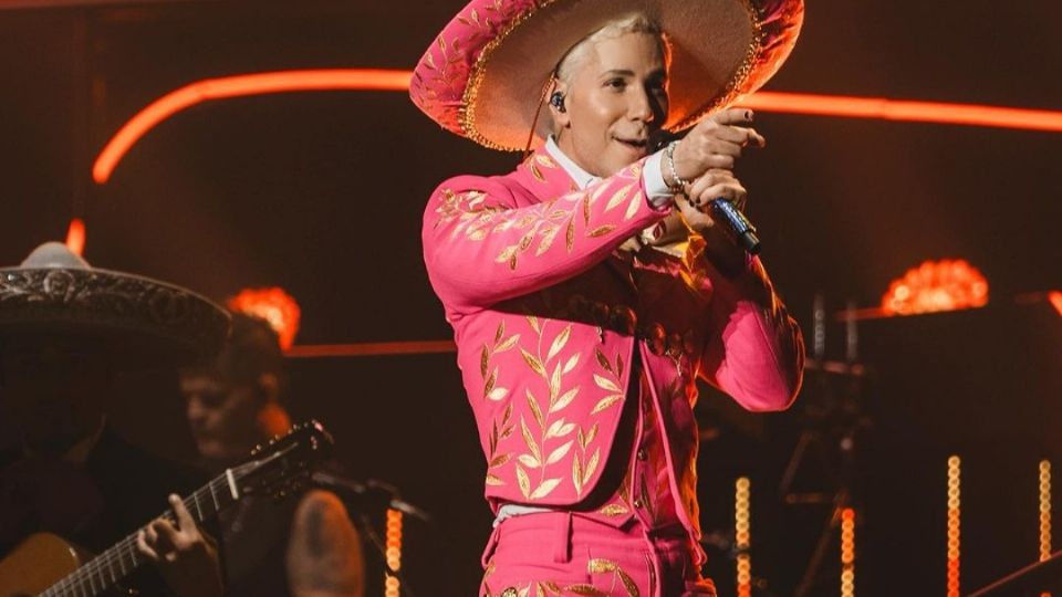 El diseñador aseguró que sí es un traje de charro pero al público le molestó que Christian lo usara en rosa mexicano