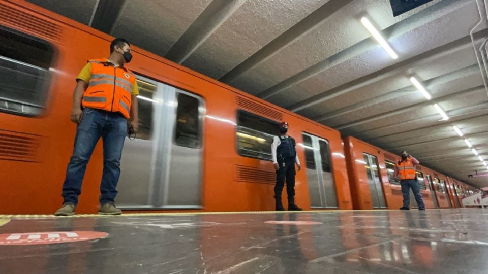 En caso de estar a bordo de tren en estación, los usuarios deberán permanecer dentro del mismo