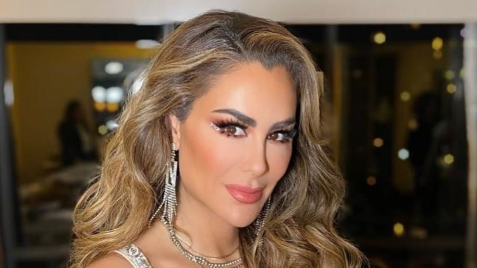 Ninel Conde luce elegante bikini café para despedir el verano