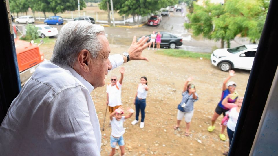 El presidente López Obrador saludó a habitantes de las poblaciones de la región.