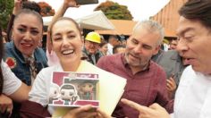 Claudia Sheinbaum recibe funko alusivo a entrega de bastón de mando por AMLO