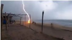 IMÁGENES FUERTES: graban el momento exacto en que un rayo golpea a dos personas en la playa michoacana de Aquila