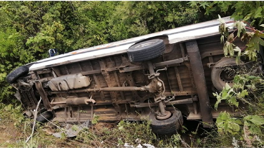 Vuelca camioneta de transporte en Oaxaca y deja seis lesionados