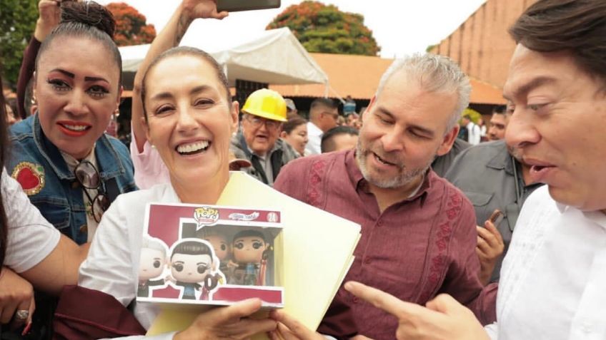 Claudia Sheinbaum recibe funko alusivo a entrega de bastón de mando por AMLO